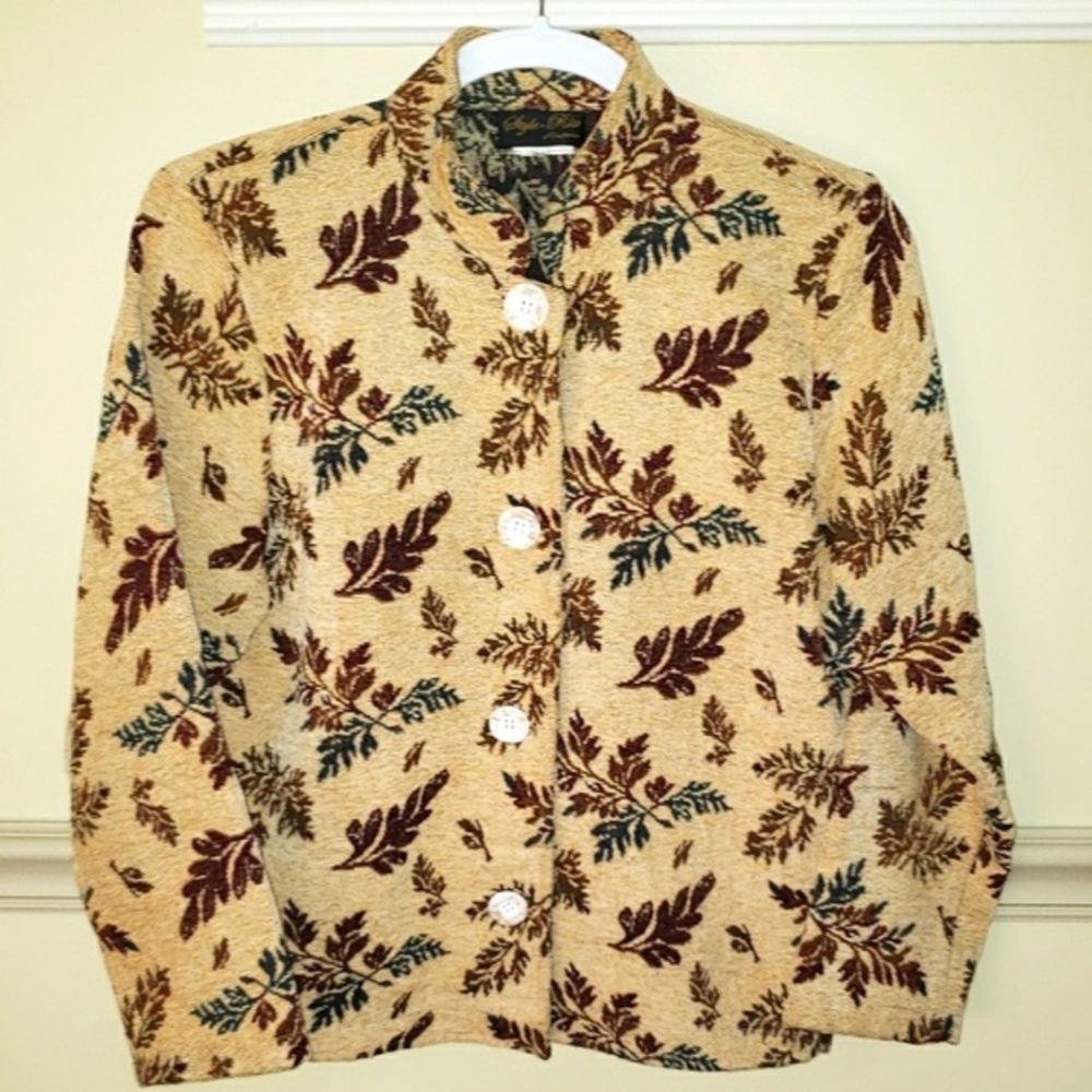 Beautiful Soft Tapestry Long Sleeve Jacket. Size Small.